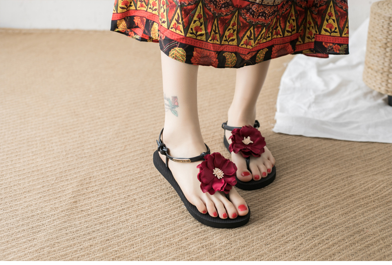 Dép hoa boho nữ mùa hè phẳng đáy hoang dã theo phong cách dân tộc retro với giày đi biển bên bờ biển giày crocs nữ