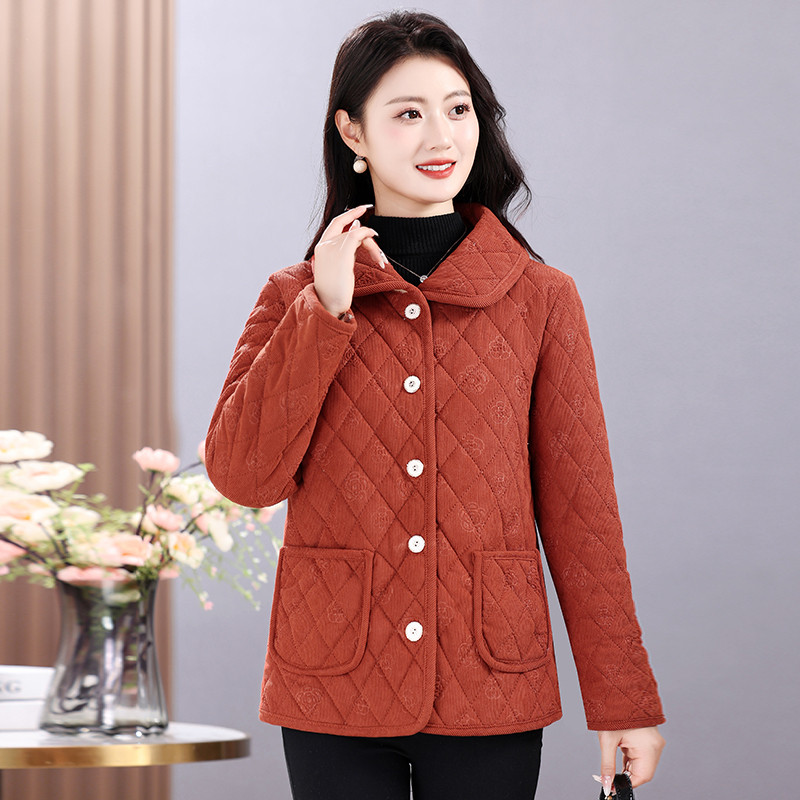 冬日暖阳下的秘密武器：中老年女装冬装品牌推荐