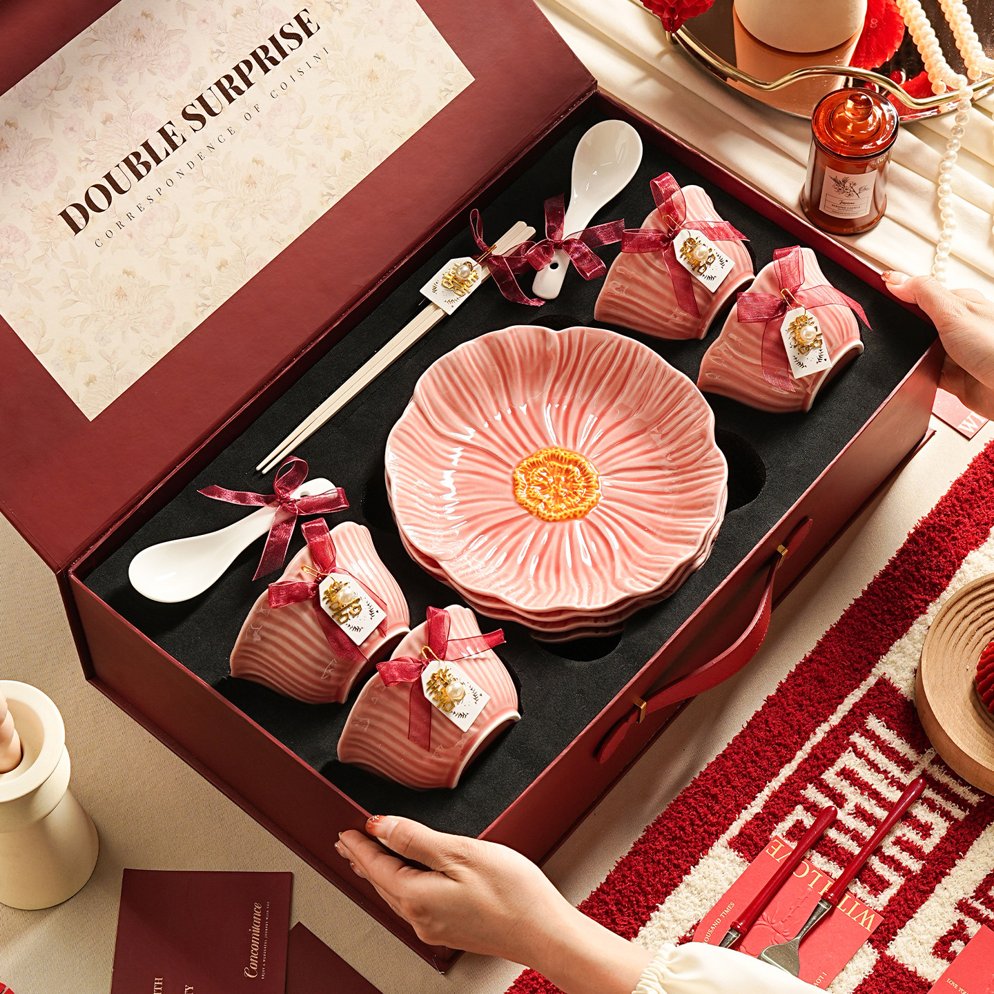ชุดชามและจาน ของขวัญแต่งงาน กล่องของขวัญเครื่องใช้บนโต๊ะอาหารสำหรับงานแต่งงาน ชาม ของใช้ในครัวเรือน สไตล์ใหม่ปี 2025 ชามข้าว จาน และตะเกียบคุณภาพสูง
