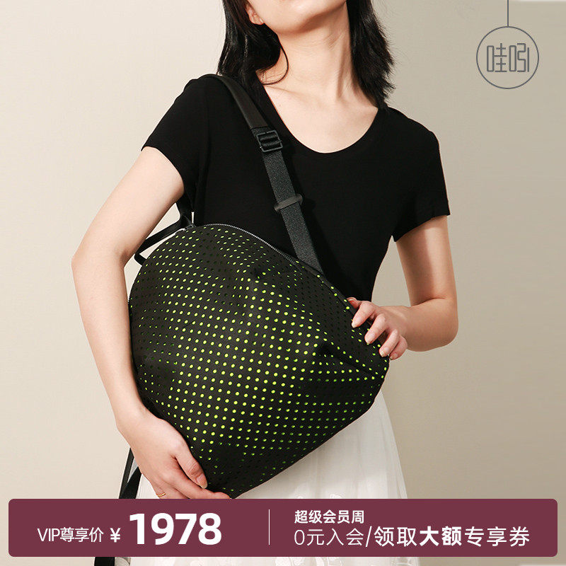 Wow, the original design of Liu Shengyi Backpack 2020, the new type of super-removable waterproof large capacity backpack female W161031