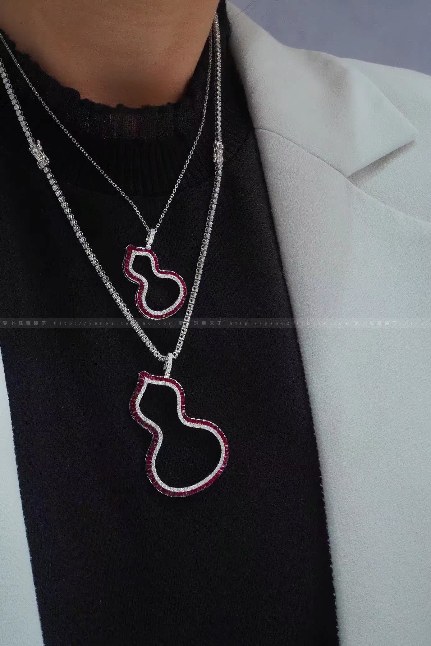 廷亮5.6克拉鸽血红石榴石钻石吊坠：珠宝界的红宝石替代者