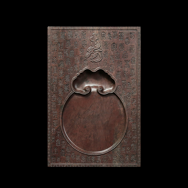 国家無形文化遺産である肇慶産の「百寿」八尺段硯は、古鉱山で採掘された天然の原石から作られた、高品質で精巧な文房具（筆、墨、紙、硯）の一つです。