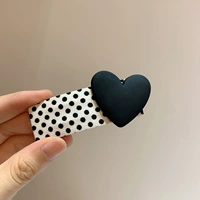 Белая волновая точка черного сердца