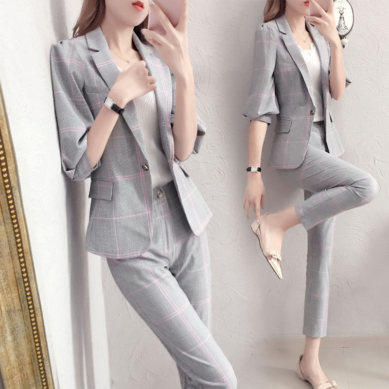 Spring small suit suit women's 2022 new Korean version fashion temperament English Inn Wind West suit Two sets of foreign