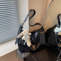 Черный и синий кулон кролика