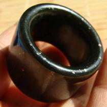 (古色古香)(玉料温润)青海玉(黑青玉--带铜矿点)--扳指-13#