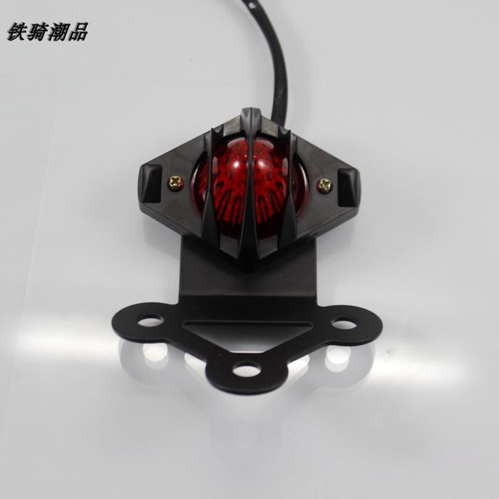 Xe máy sửa đổi hành trình Prince xe sửa đổi retro kim loại phía sau đuôi ánh sáng phanh tấm giấy phép phanh đèn hậu đèn led 2 tầng cho sirius xăng có