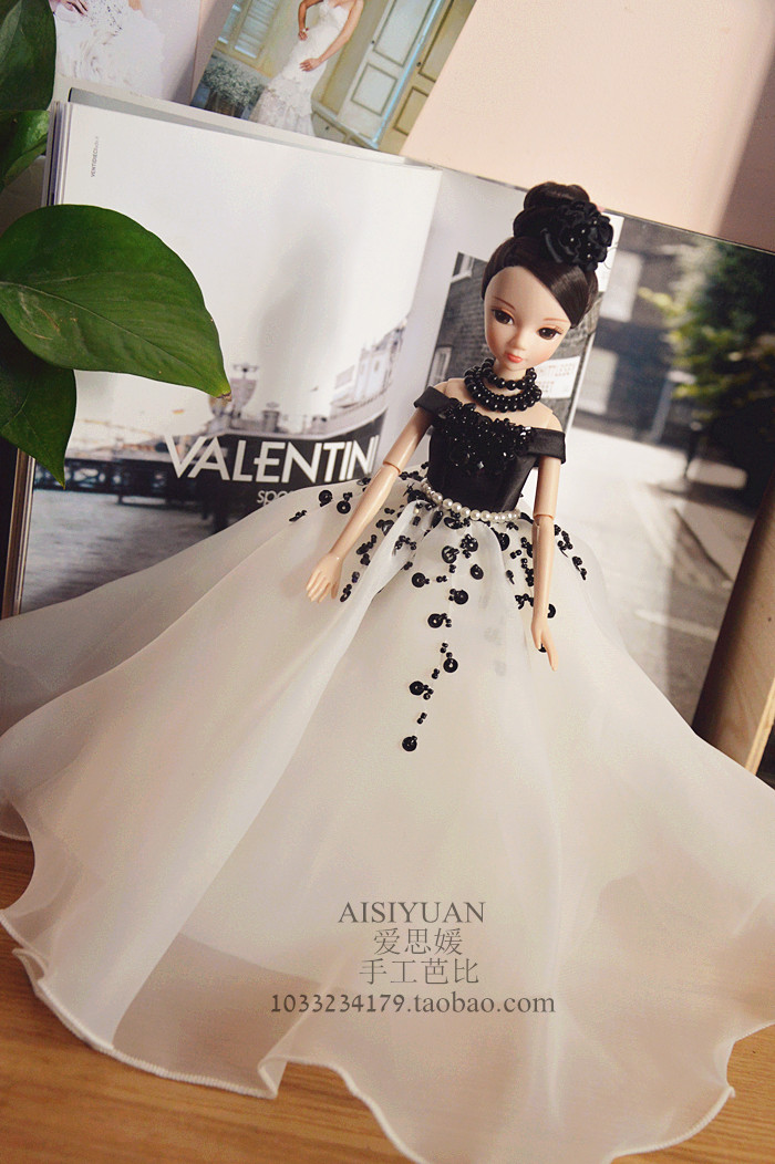 [爱 思 媛 娃 衣] 30 cm siêu mẫu doanh búp bê quần áo phụ kiện big set retro màu đen và trắng V-Cổ một vai đồ chơi búp bê thời trang và phụ kiện