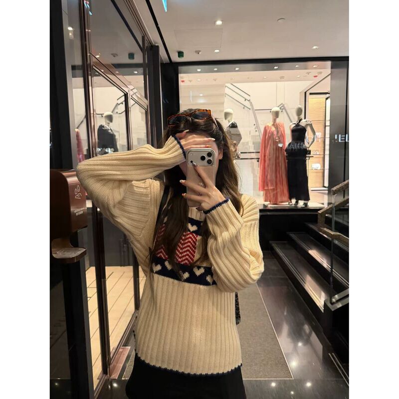 2026 Autumn Off-White Jacquard Sweater with a Lazy Korean Style Knitted Top Qd89523 2026 Autumn Off-White Jacquard Sweater with a Lazy Korean Style Knitted Top Qd89523
