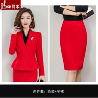 Красный пиджак классического кроя, красная юбка