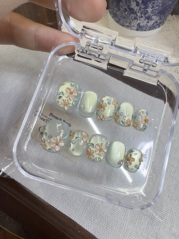 Handmade Wearable Nails with Glass Beads, Cat's Eye, 3D Relief Flowers, Detachable Nails, Everyday Short Nails That Make the Skin Look Fairer