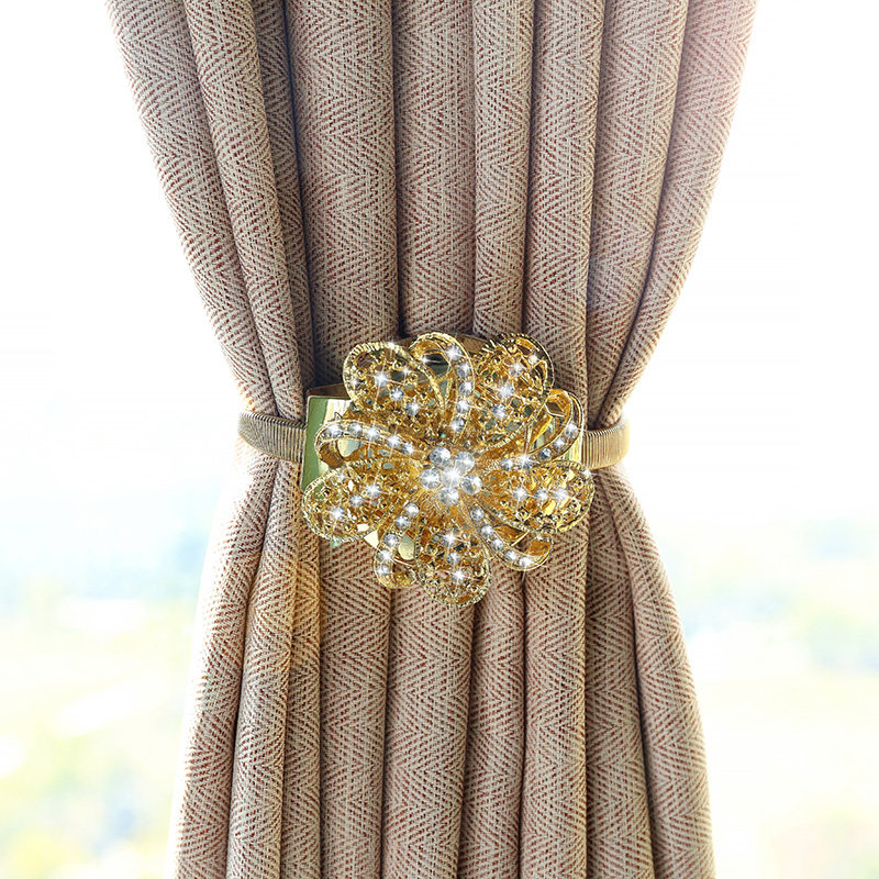 The new simple diamond-encrusted crystal magnetic curtain straps curtain buckle free punch free hook does not damage the wall