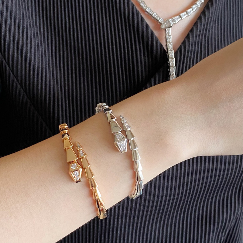 European and American Style Snake-Shaped Bracelet for Women, Gold-Plated 18K Rose Gold, Snake Bone Design, Light Luxury, Snake Head Fully Encrusted with Diamonds, Tail with Diamonds, Open-Ended Bracelet, Trendy European and American Style Snake-Shaped Bracelet for Women, Gold-Plated 18K Rose Gold, Snake Bone Design, Light Luxury, Snake Head Fully Encrusted with Diamonds, Tail with Diamonds, Open-Ended Bracelet, Trendy