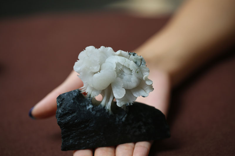 (White Peony) Wollian Lushan Natural Lone Mountain Jade Engraving Peony pendulum pieces a special