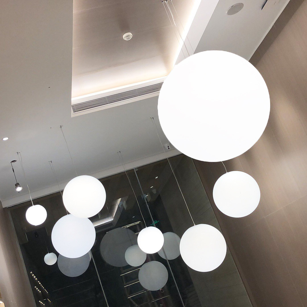 Modern outdoor courtyard milk tea cafe minimal round clothing window creative decoration LED spherical chandelier