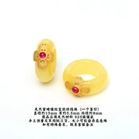 Серебряное кольцо из пчелиного воска, инкрустированное рубином.