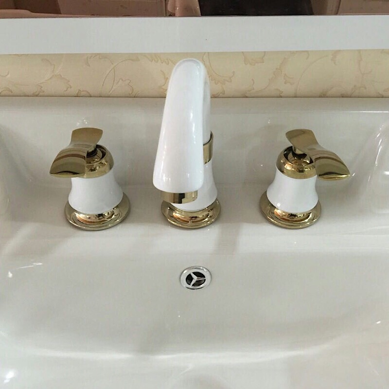 European-Style Gold Three-Hole Basin Faucet, Hot and Cold Split Four-Hole Faucet, Bathroom Double-Handle White Three-Piece Set