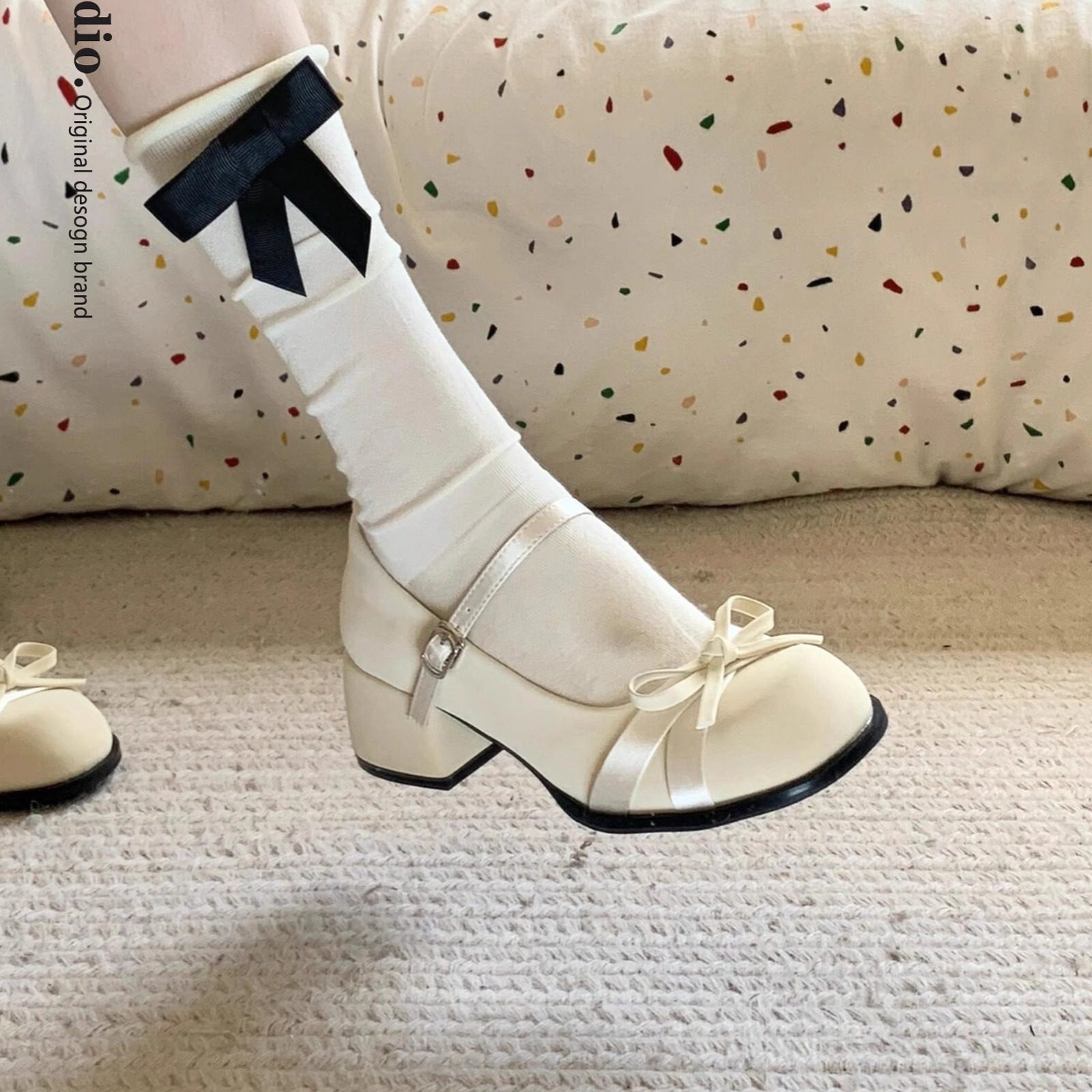 レディース ホワイト メリージェーン シューズ、2026 年春新作スタイル、万能なリボン結びフレンチスタイル ローカットシューズ、プレッピー スタイル レザーシューズ。