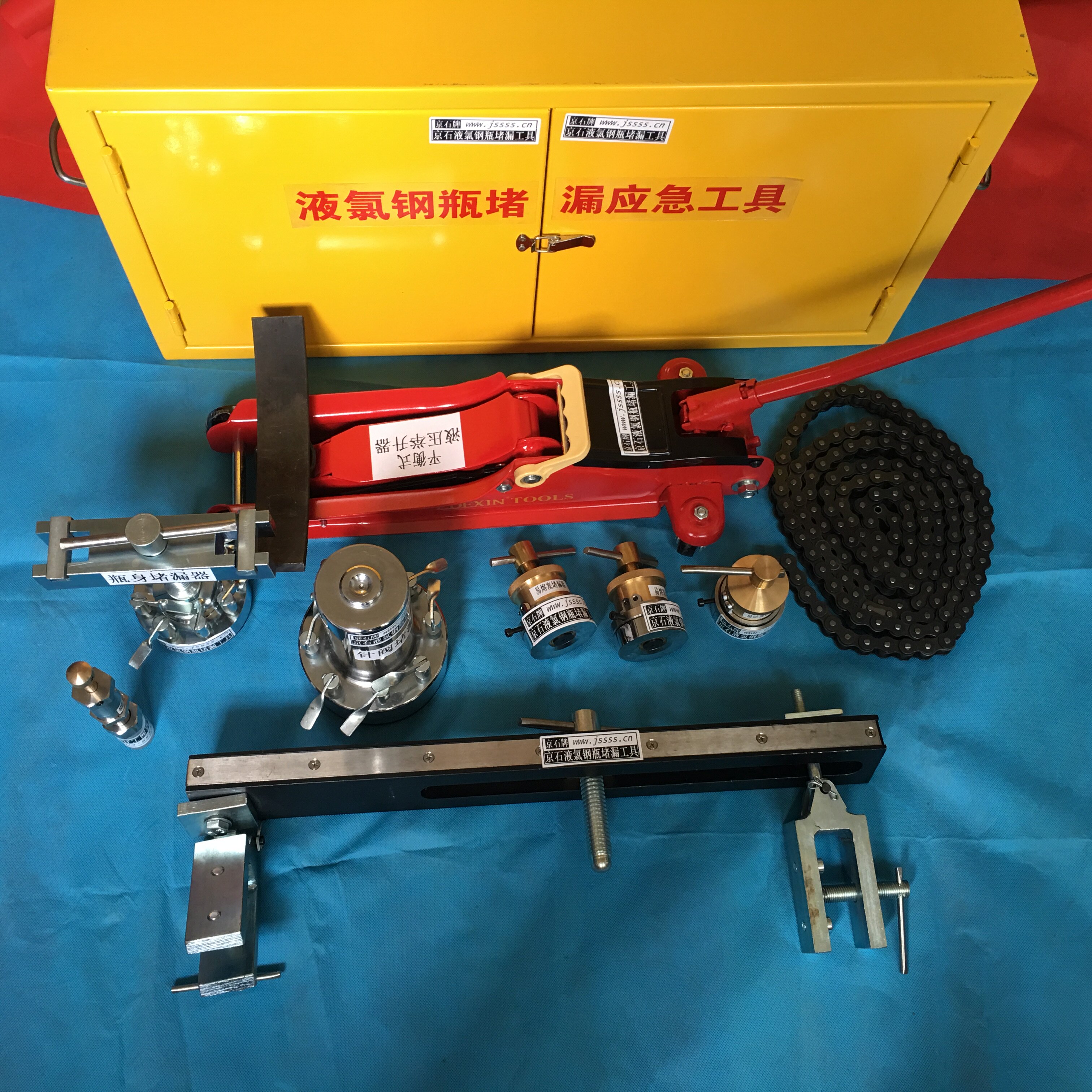 Liquid chlorine cylinder plugging tool with pressure plugging tool