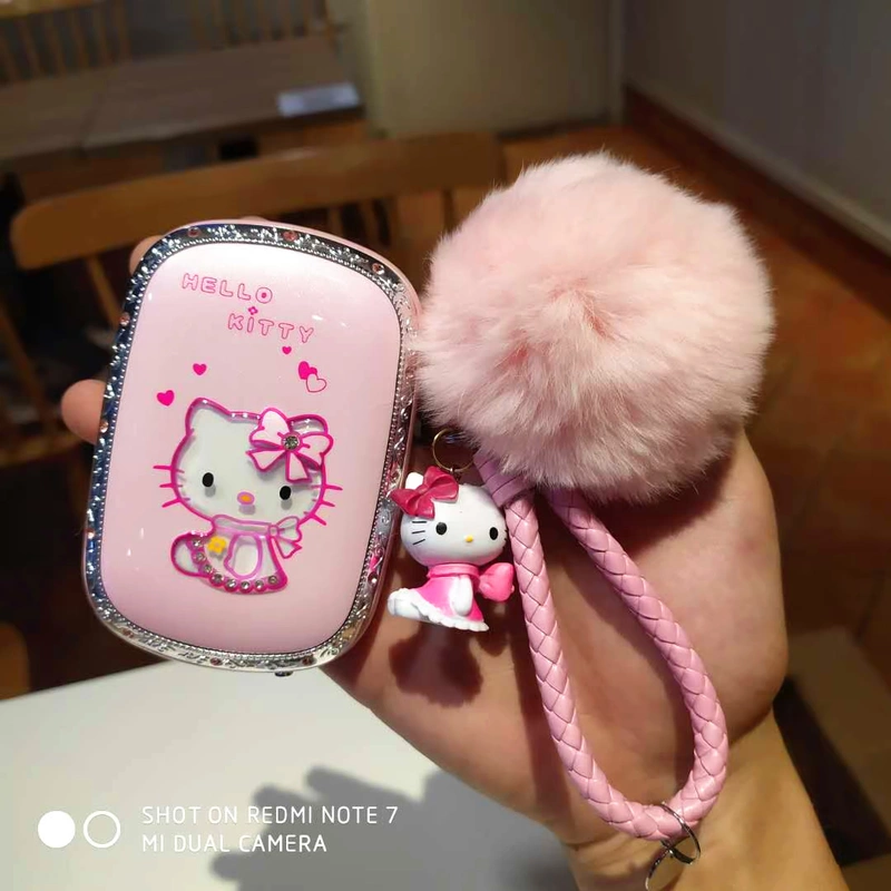 Hello kitty sạc kho báu dễ thương 12000 Hello Kitty phim hoạt hình điện thoại di động nhỏ cầm tay nhỏ với máy khoan - Ngân hàng điện thoại di động