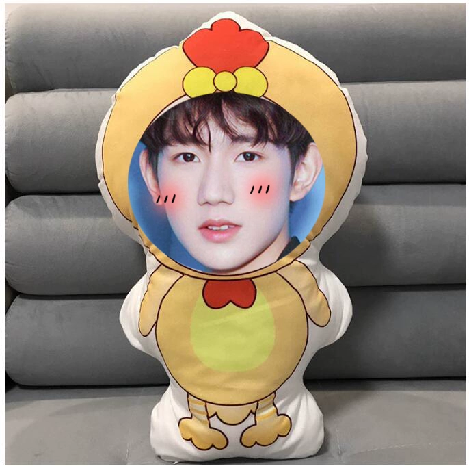 Wang Yuan Humanoid Gối Tùy chỉnh Sáng tạo Sinh nhật Quà tặng Ảnh Thực tế Hoạt hình Dễ thương Hình dạng Sang trọng Đệm Giáng sinh - Trở lại đệm / Bolsters