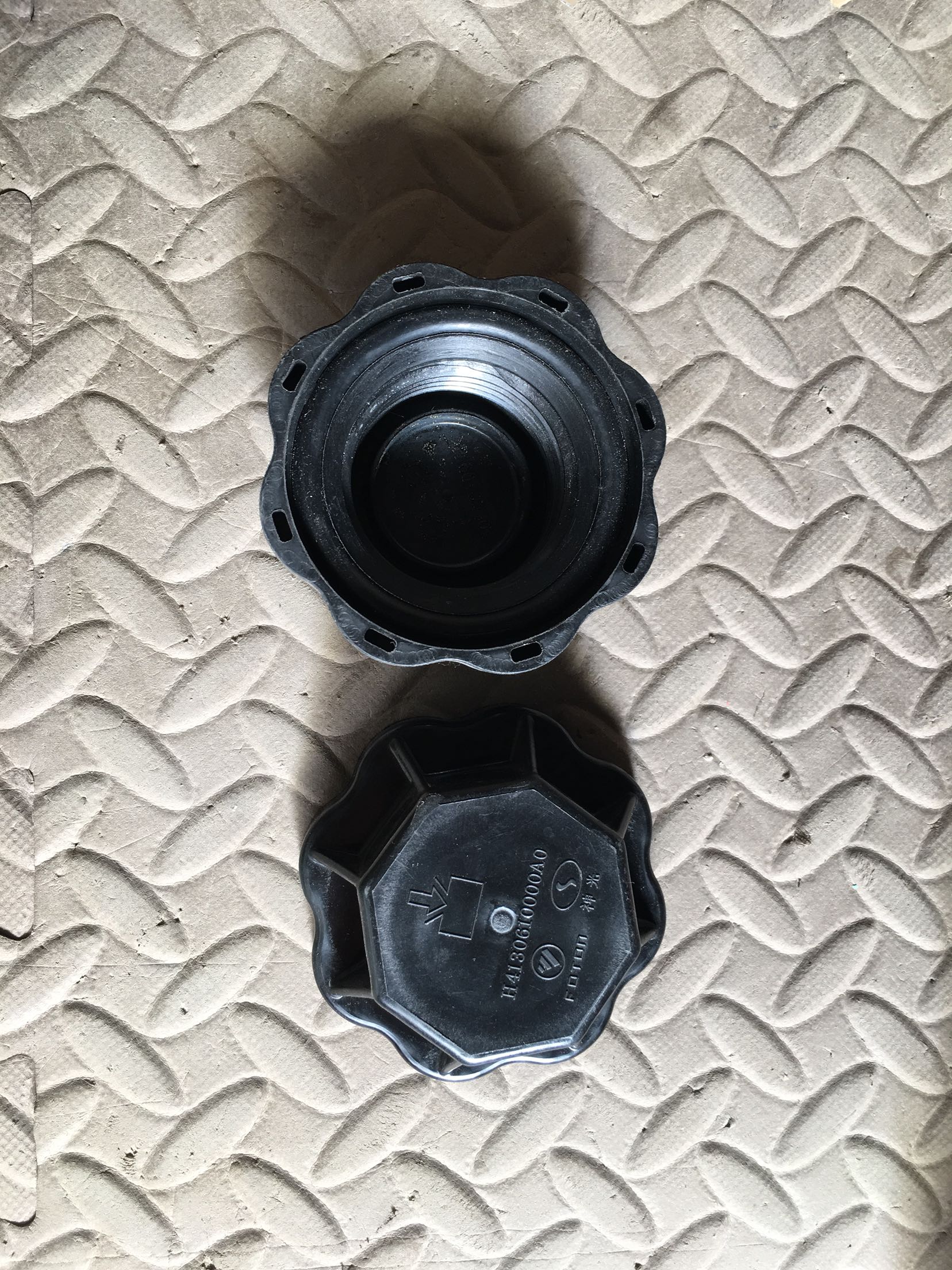 Suitable for antifreeze water tank cover Foton Auman ORIGINAL small water tank plugging cover auxiliary water tank kettle lid