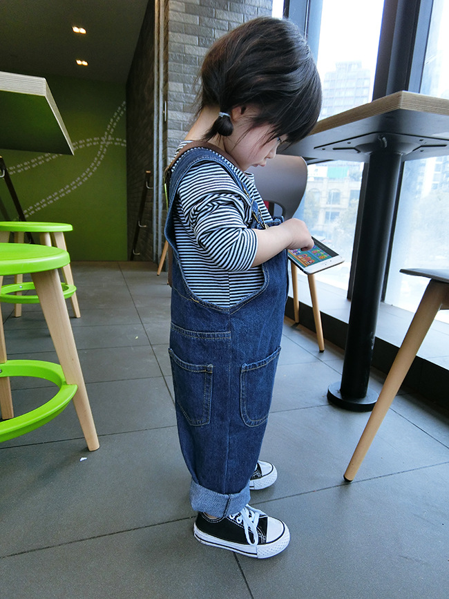 Mùa xuân 2018 phiên bản Hàn Quốc của quần áo trẻ em mới dành cho trẻ em denim overalls bé trai quần jean nhỏ tươi hoang dã quần short jean trẻ em