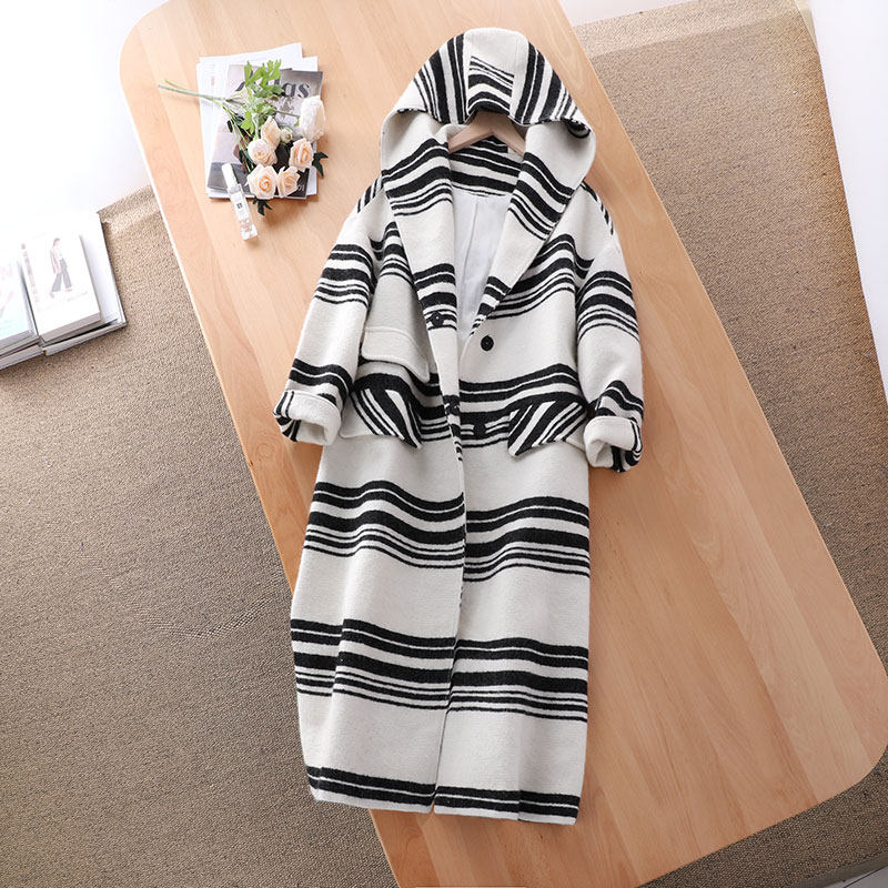 The Italian hair craftsmanship is the cow color textured striped female cap long sleeve in the long version of the fur coat 65872