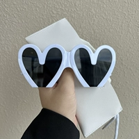 Преувеличивая любовь белая