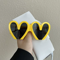 Преувеличенная любовь желтая