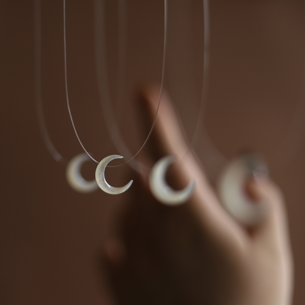 魚の三日月形の見えない魚のラインの天然シェルムーンネックレスの首輪は色褪せないチタンスチールの金メッキのオリジナルギフト