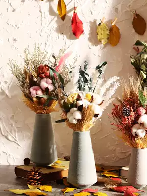 Autumn a variety of dry flowers mixed with a good harvest meaning the eternal flower bouquet combination contains a bottle set of home furnishings