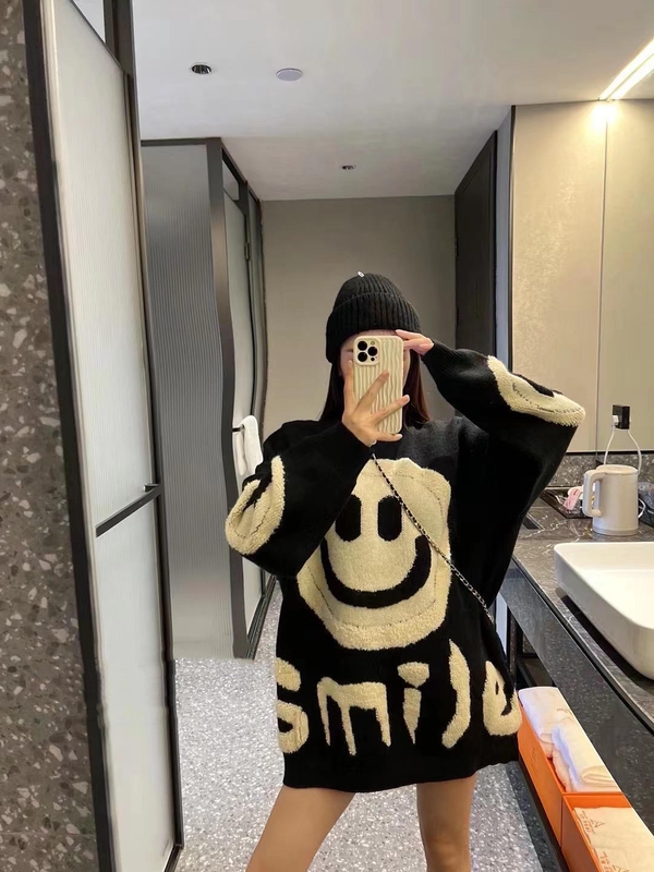 New Autumn and Winter Thick Jacquard Mid-Length Sweater for Women with Smiley Lettering, Contrasting Colors, Niche Design, Butt-Covering Knitwear New Autumn and Winter Thick Jacquard Mid-Length Sweater for Women with Smiley Lettering, Contrasting Colors, Niche Design, Butt-Covering Knitwear