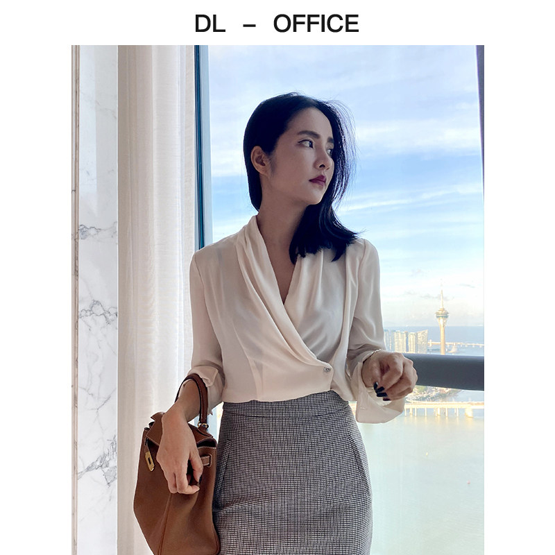 French V-neck shirt women's design sense niche shirt spring 2021 new fashion light cooked wind white temperament top