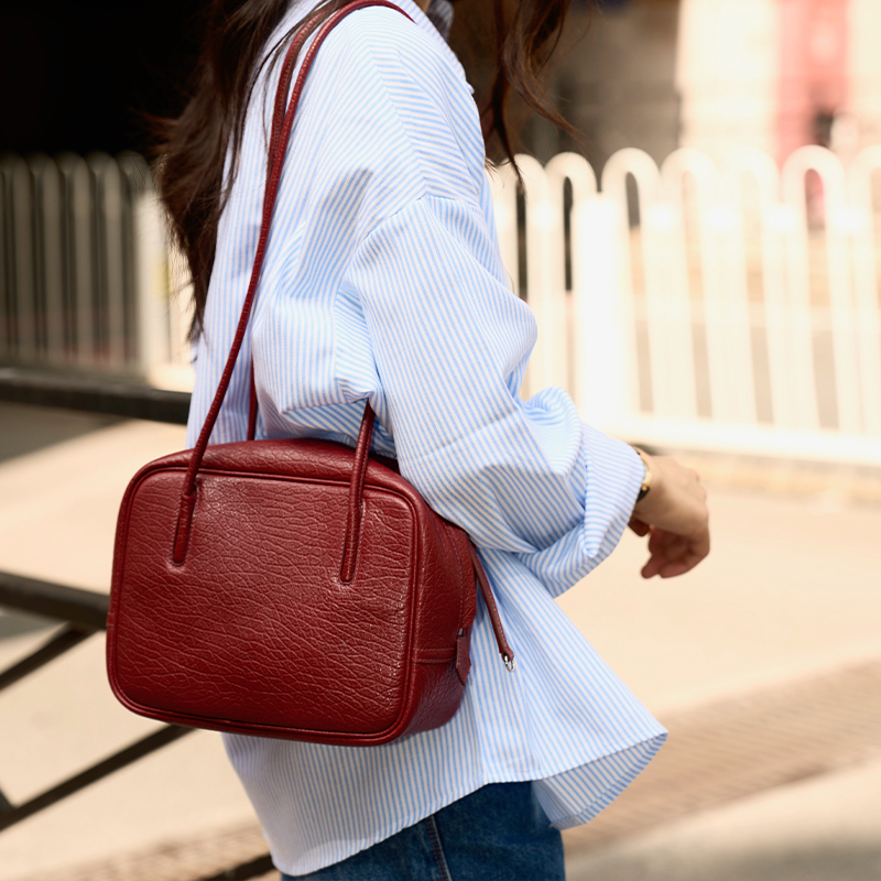 River and Boat Niche Original Design First-Layer Cowhide and First-Layer Sheepskin Single-Shoulder Lightweight Practical Textured Niche Bag