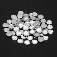 30 белых линз диаметром 8 мм с серебристой окантовкой.