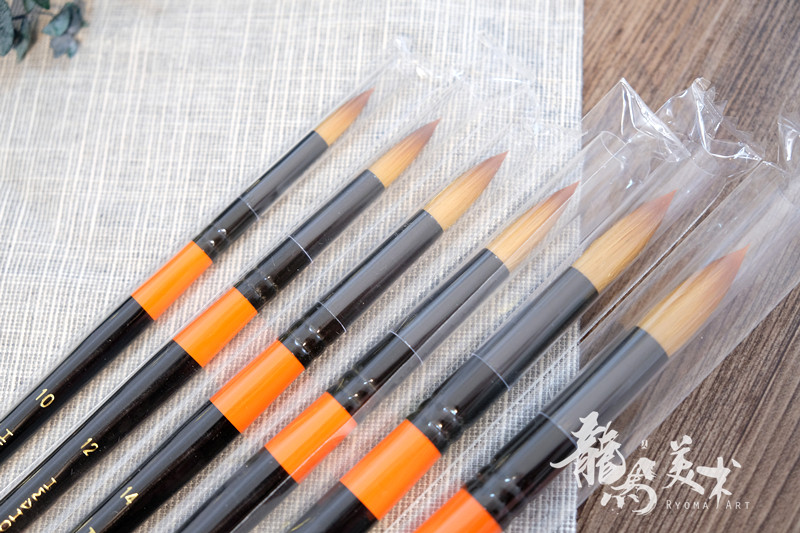  South Korea's Huahong 700 Classic Nylon Watercolor Pen Tapered Brush with a head brush and a paintbrush