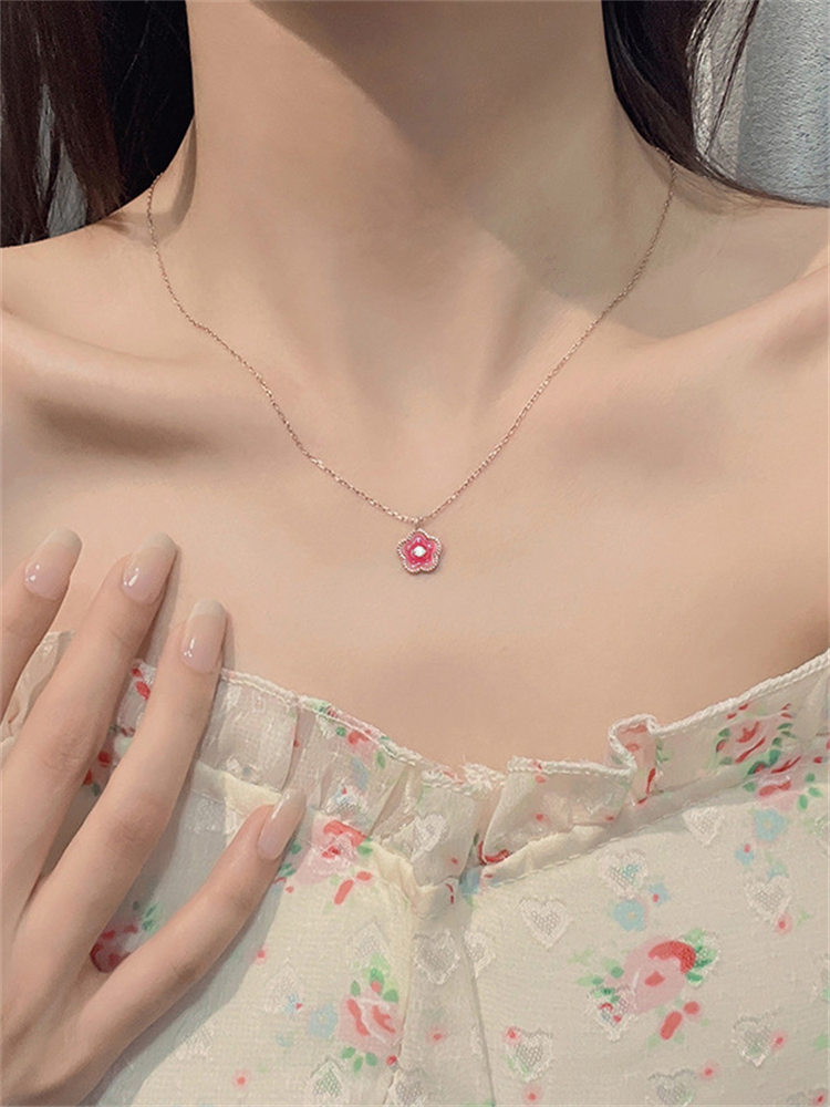 锁骨间的浪漫粉色项链让左右会更甜蜜