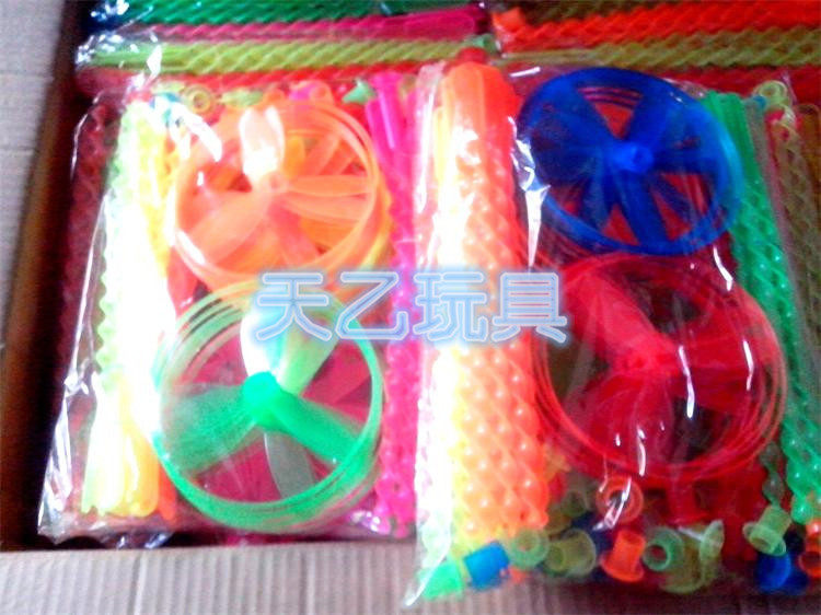 18 Flying Disc Flying Sky Flying Saucer Pushback Outdoor Square Cheap Plastic Children's Stall Toys Small Gift Cheap 1 Yuan