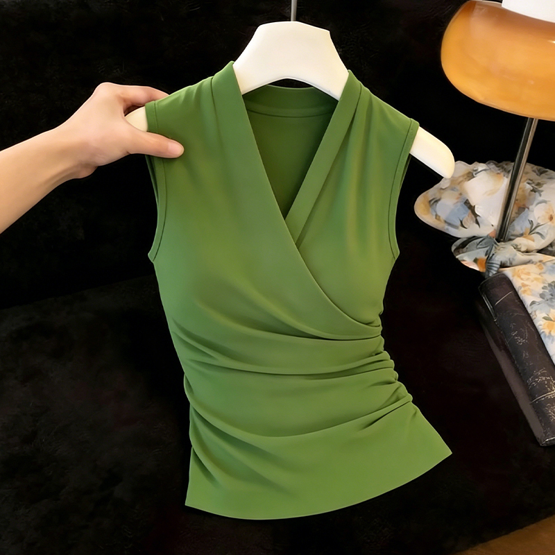 Stylish Green V-Neck Sleeveless Short-Sleeve Vest for Women, New Summer Fashion Versatile Top, Beautiful Photo Shoot Outfit