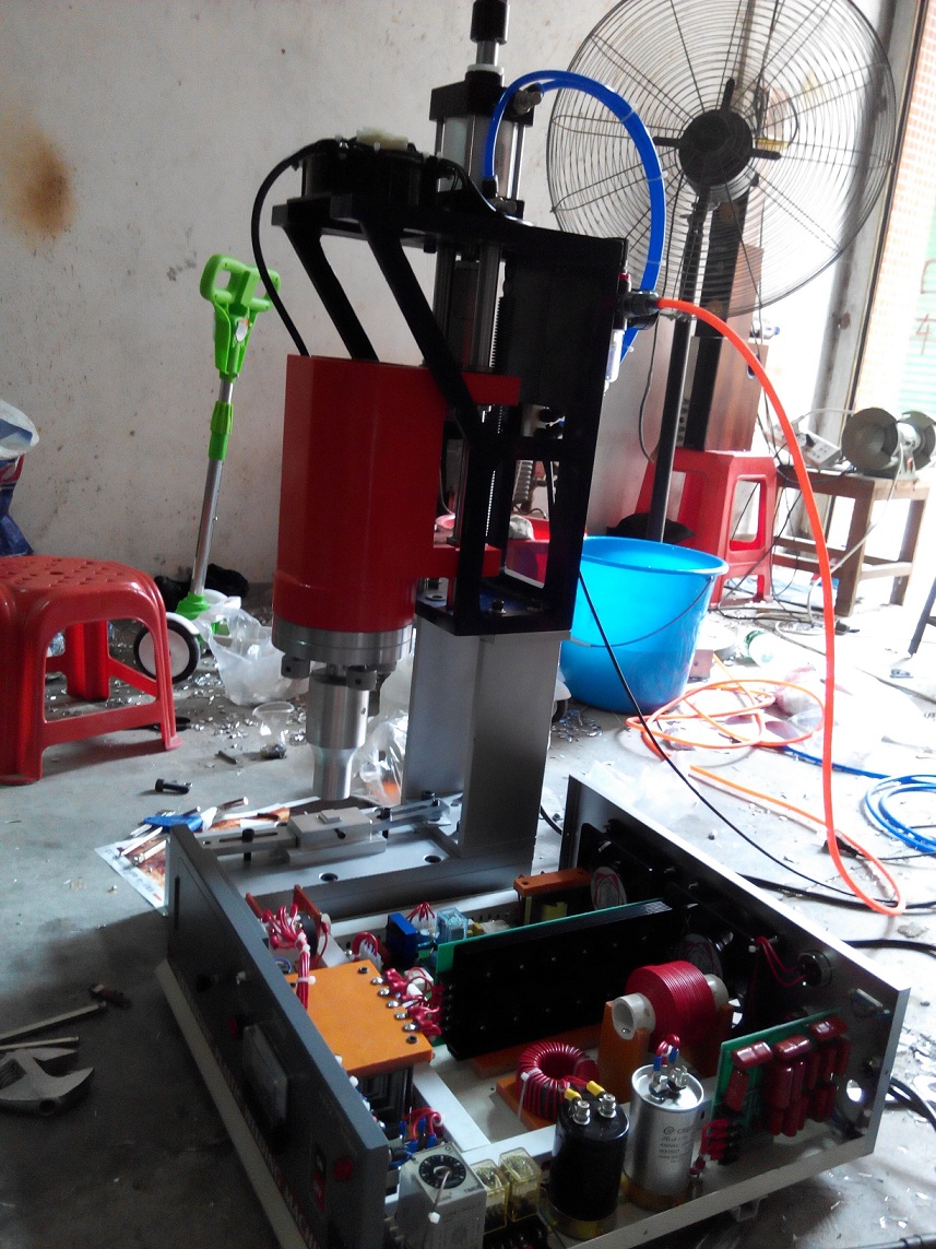 20K Ultrasonic Welding Bag Making Machine Ultrasonic Plastic Welding Pulling Machine