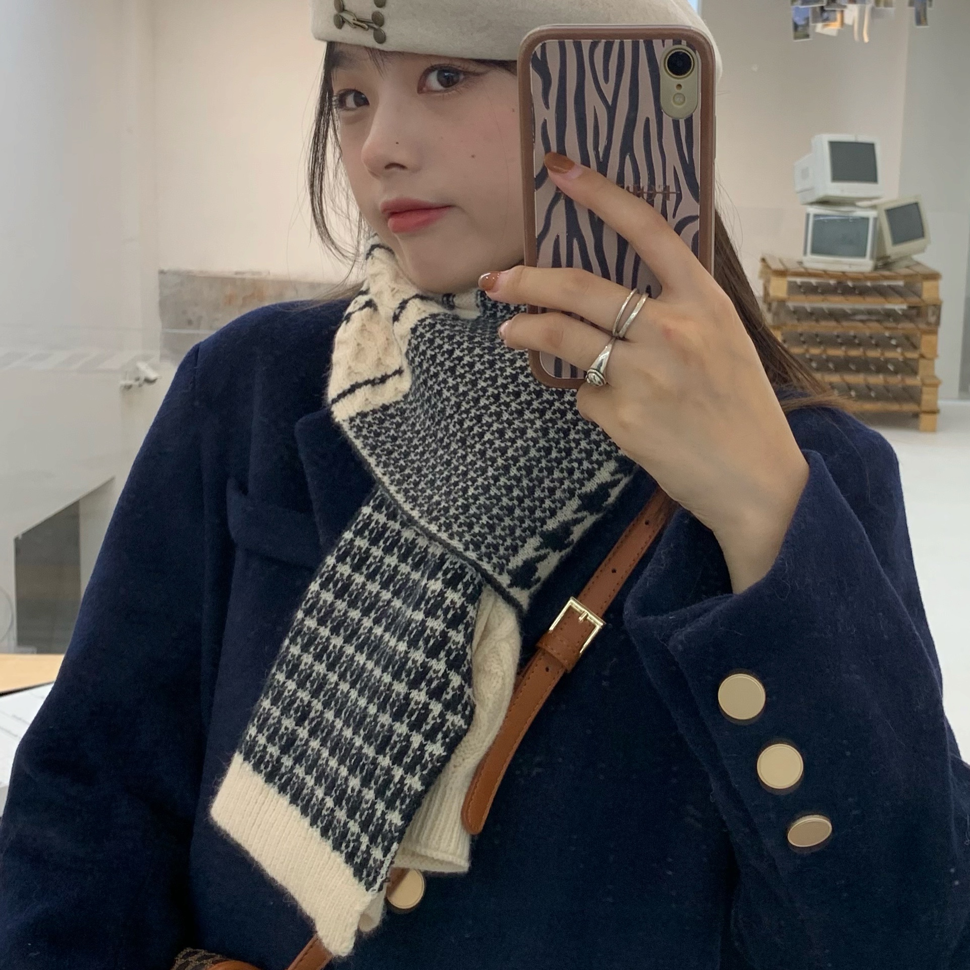 Grandma's upscale retro ancient splicing kilogramme scarf women's winter Han 100 hitch soft and warm knit wool thread round neck