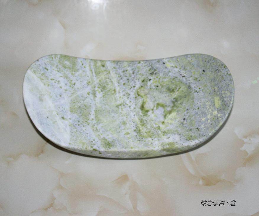 Pure natural jade pillow Xiuyan jade solid crescent moon pillow whole piece jade pillow summer cool pillow yuan treasure Tai Chi pillow