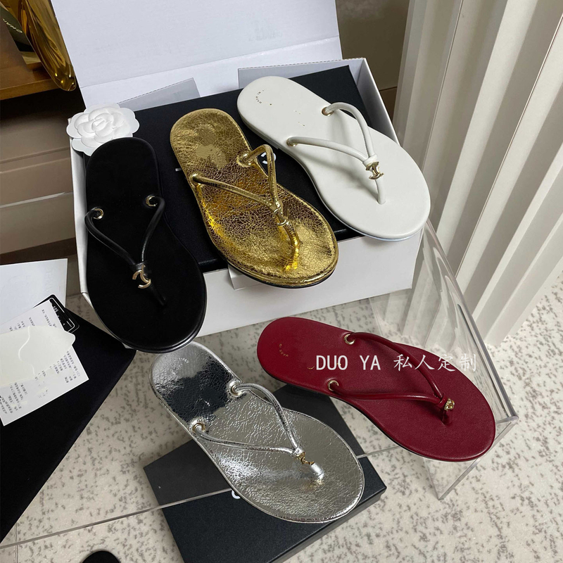 2026 New Niche Style Chanel-Inspired Flip-Flops for Women, Summer Flat Thong Sandals, Versatile for Outdoor Wear and Vacation Beach Shoes