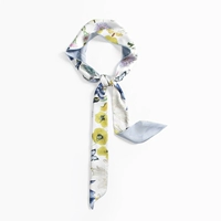 Дизайнерская рука -наполненная цветочная трава коллекция