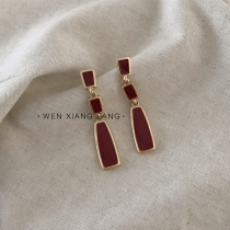 Earrings Woman Temperament Brief Retro Wine Red Long earbuds Ears Pendant Cold Light Wind Personality 100 Hitch Ear Spirito Accessories