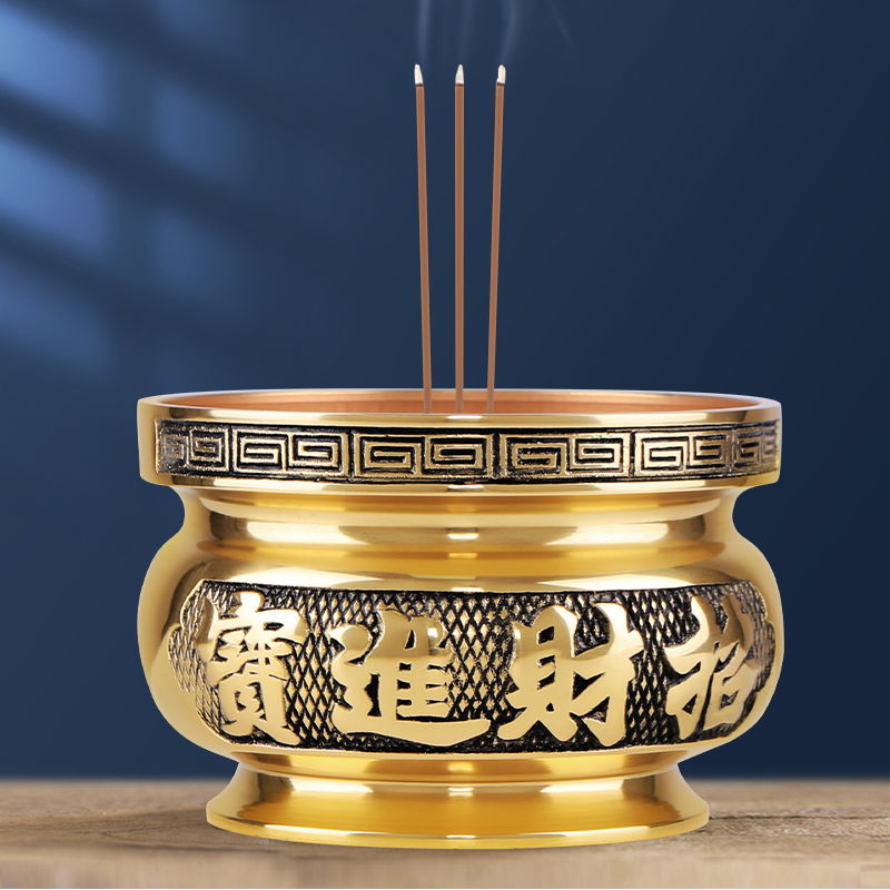 A small copper bowl with fragrance in the house of aroma-smeltered copper oven for the exclusive aroma of the Lord Caixiang