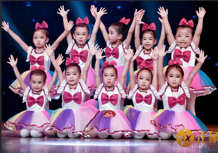 61 children acting out of a fluffy skirt Early childhood modern dance performance Girl Sequin Cute Seven Colorful Princess Dress
