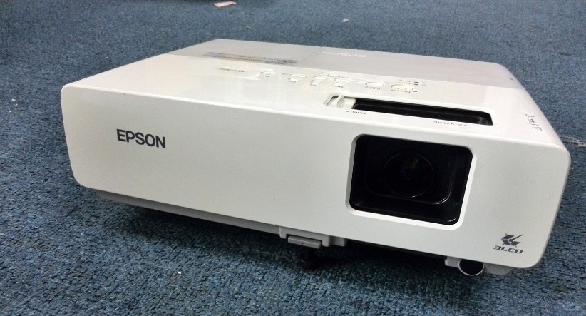 Máy chiếu đã qua sử dụng Epson EMP-822 HD màu 1080P đặc biệt giải trí gia đình