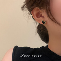 Korean temperament love earrings female design sense unique niche ear style daily simple black stud earrings earrings